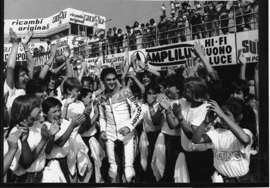 Uncini acclamato dalla gente di Rimini dopo aver eseguito una kermesse:  il 25 agosto 1984 (Ansa)